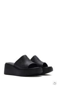 دمپایی راحتی زنانه چرمی مشکی با چاپ برجسته دری مد