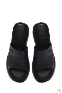 دمپایی راحتی زنانه چرمی مشکی با چاپ برجسته دری مد