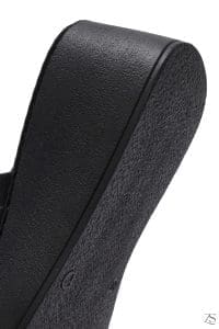 دمپایی راحتی زنانه چرمی مشکی با چاپ برجسته دری مد