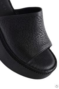 دمپایی راحتی زنانه چرمی مشکی با چاپ برجسته دری مد