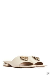 دمپایی زنانه چرم کرم با تزئینات دری مد