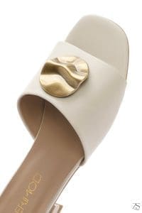 دمپایی زنانه چرم کرم با تزئینات دری مد