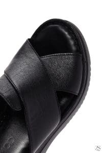 دمپایی زنانه چرمی مشکی با کف ضخیم راحتی دری مد