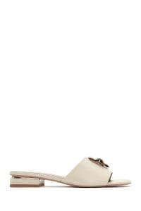 دمپایی زنانه چرم کرم با تزئینات دری مد