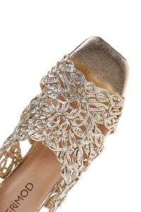 صندل زنانه طلایی بافت‌دار متالیک پاشنه کوتاه ضخیم دری مد