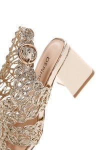 صندل زنانه طلایی بافت‌دار متالیک پاشنه کوتاه ضخیم دری مد