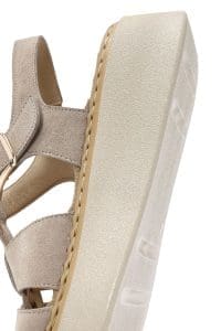 صندل زنانه طوسی چرم جیر بنددار تخت ضخیم راحتی دری مد