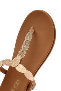 صندل زنانه قهوه‌ای روشن چرم انگشتی بنددار پشت باز دری مد