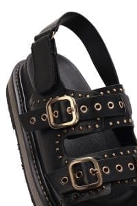 صندل زنانه مشکی سگک‌دار تخت ضخیم دری مد