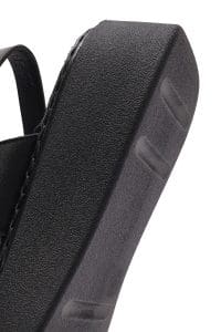 صندل زنانه مشکی چرم سگک‌دار تخت ضخیم راحتی دری مد