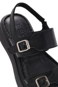 صندل زنانه مشکی چرم سگک‌دار تخت ضخیم راحتی دری مد