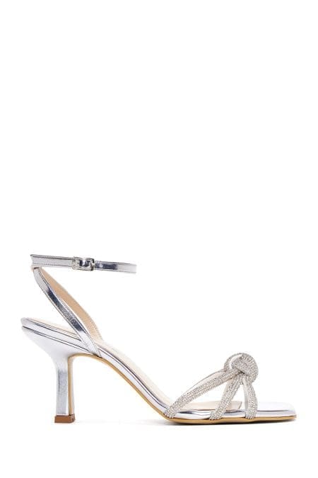 صندل زنانه نقره‌ای بندی سگک‌دار نگین‌دار پاشنه نازک دری مد