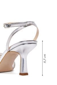 صندل زنانه نقره‌ای بندی سگک‌دار نگین‌دار پاشنه نازک دری مد