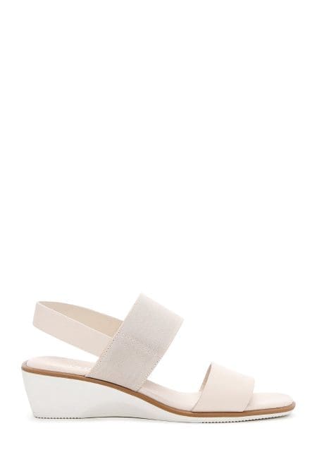 صندل زنانه چرمی بژ پاشنه یکسره دری مد