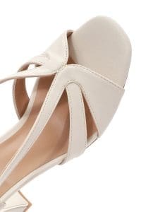 صندل زنانه کرم بنددار پاشنه ضخیم دری مد