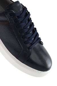 کتونی مردانه چرم سرمه‌ای بنددار دری مد