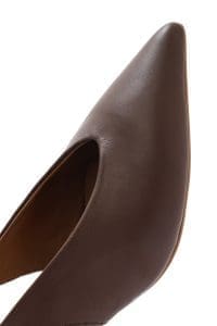 کفش زنانه قهوه‌ای چرم کش‌دار پشت باز پاشنه‌کوتاه دری مد