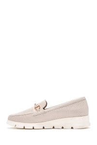 کفش لوفر زنانه چرم کرم سگک‌دار راحتی دری مد