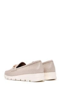 کفش لوفر زنانه چرم کرم سگک‌دار راحتی دری مد