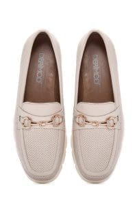 کفش لوفر زنانه چرم کرم سگک‌دار راحتی دری مد