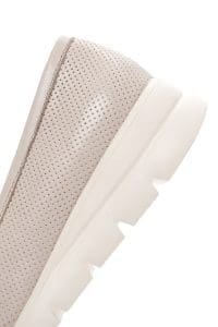 کفش لوفر زنانه چرم کرم سگک‌دار راحتی دری مد