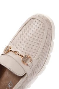 کفش لوفر زنانه چرم کرم سگک‌دار راحتی دری مد