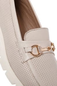 کفش لوفر زنانه چرم کرم سگک‌دار راحتی دری مد