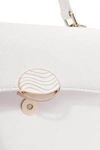 کیف زنانه کراس بادی کلاسیک کرم چاپ‌دار دوشی بلند دری مد