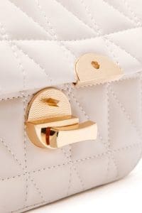 کیف کراس بادی زنانه چرم کرم بند بلند طرح‌دار کاپیتونه دری مد