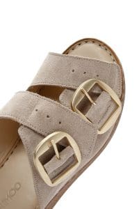 دمپایی زنانه راحتی چرمی جیر بژ سگک‌دار دری مد