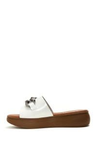 دمپایی زنانه چرمی سفید زنجیردار با کف ضخیم دری مد