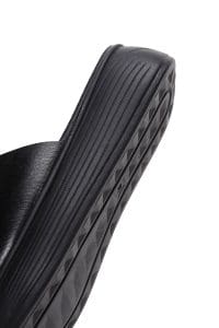 دمپایی زنانه چرمی مشکی زنجیردار با کف ضخیم دری مد