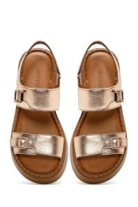 صندل زنانه برنزی چرم متالیک سگک‌دار تخت ضخیم راحتی دری مد