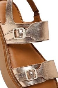 صندل زنانه برنزی چرم متالیک سگک‌دار تخت ضخیم راحتی دری مد