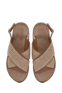 صندل زنانه بژ سگک‌دار تخت ضخیم حصیری پشت باز دری مد