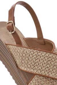 صندل زنانه بژ سگک‌دار تخت ضخیم حصیری پشت باز دری مد