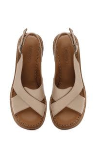 صندل زنانه بژ چرم پاشنه‌کوتاه بنددار دری مد