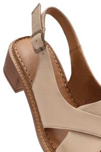 صندل زنانه بژ چرم پاشنه‌کوتاه بنددار دری مد