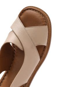 صندل زنانه بژ چرم پاشنه‌کوتاه بنددار دری مد