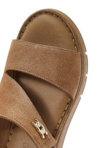 صندل زنانه قهوه‌ای روشن جیر بنددار لژدار راحتی دری مد