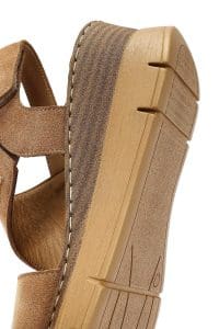 صندل زنانه قهوه‌ای روشن جیر بنددار لژدار راحتی دری مد