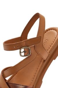 صندل زنانه قهوه‌ای روشن چرم بنددار دری مد