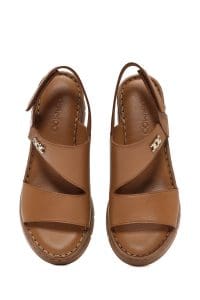 صندل زنانه قهوه‌ای روشن چرم بنددار لژدار راحتی دری مد