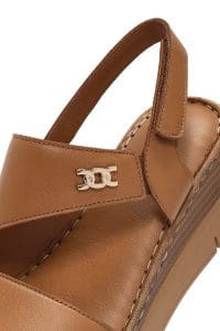 صندل زنانه قهوه‌ای روشن چرم بنددار لژدار راحتی دری مد