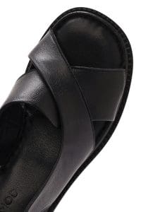 صندل زنانه مشکی چرم پاشنه‌کوتاه بنددار دری مد