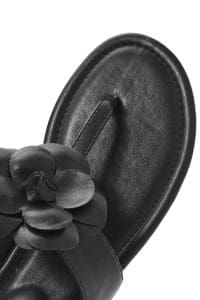 صندل زنانه مشکی گل‌دار انگشتی دری مد