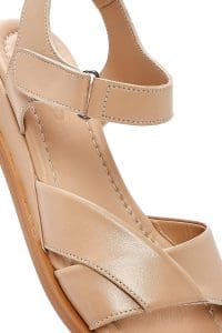 صندل زنانه چرمی بژ بندی دری مد