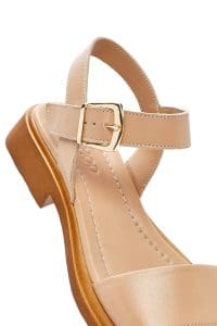 صندل زنانه چرمی بژ سگک‌دار از مچ دری مد