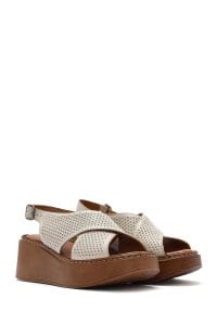 صندل زنانه کرم چرم طرح‌دار لژدار بنددار راحتی دری مد