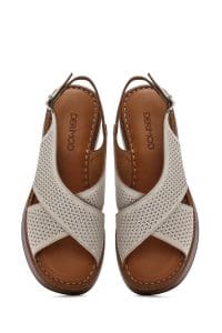 صندل زنانه کرم چرم طرح‌دار لژدار بنددار راحتی دری مد